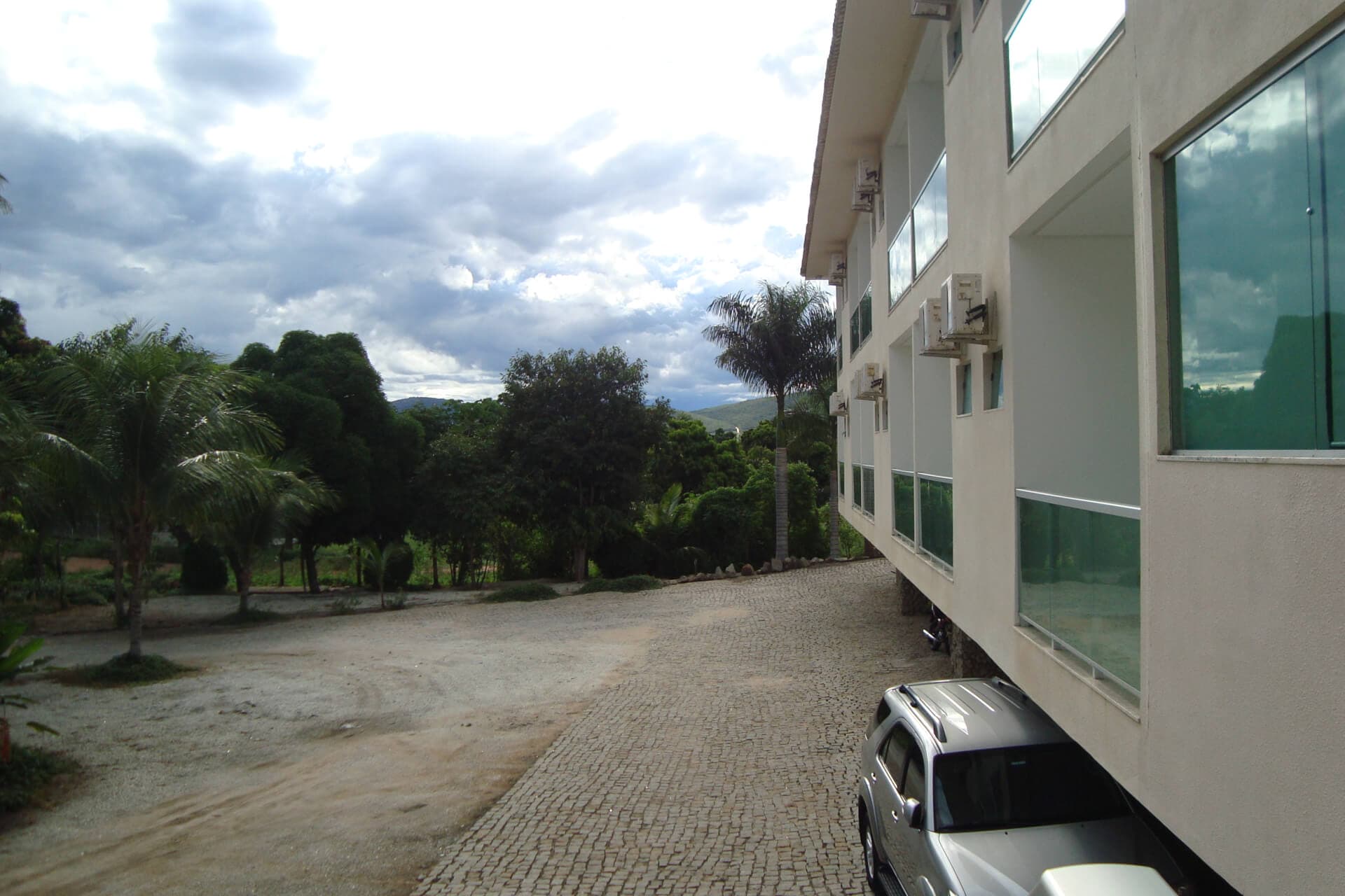 Estacionamento do Jequitiara Hotel em Itaobim MG
