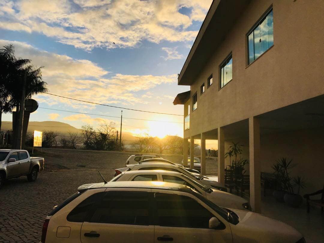 Por do Sol no Estacionamento do Jequitiara Hotel em Itaobim MG