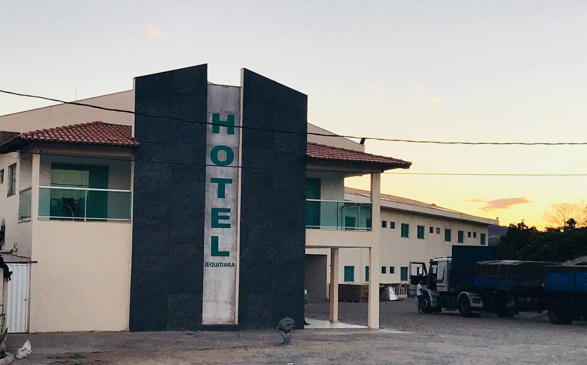 Entrada do Jequitiara Hotel em Itaobim MG