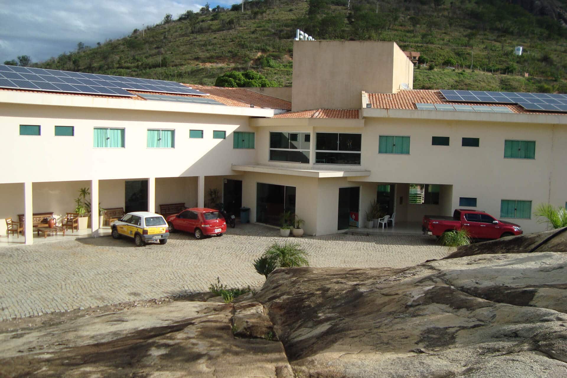 Entrada do Jequitiara Hotel em Itaobim MG