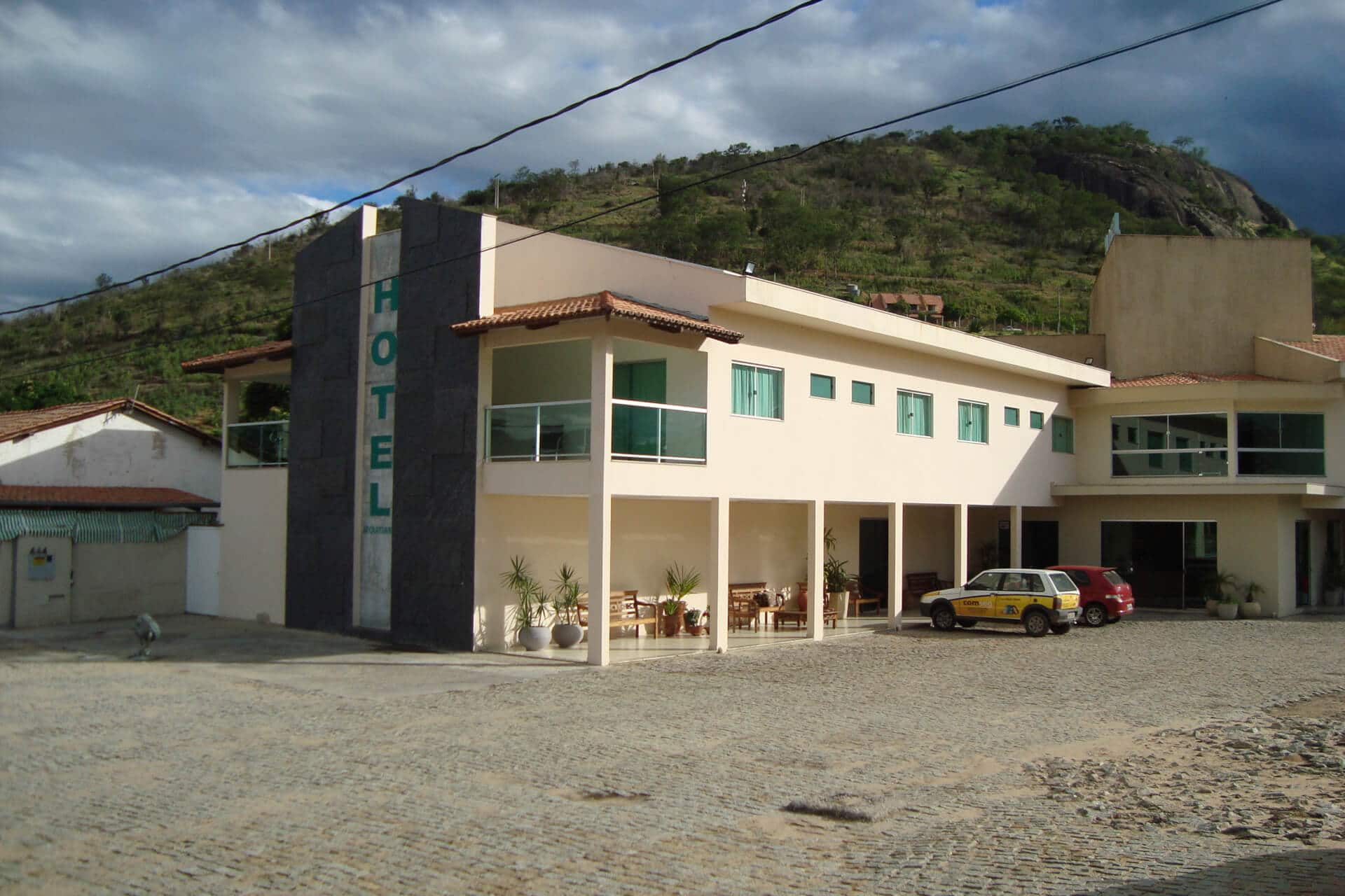 Entrada do Jequitiara Hotel em Itaobim MG