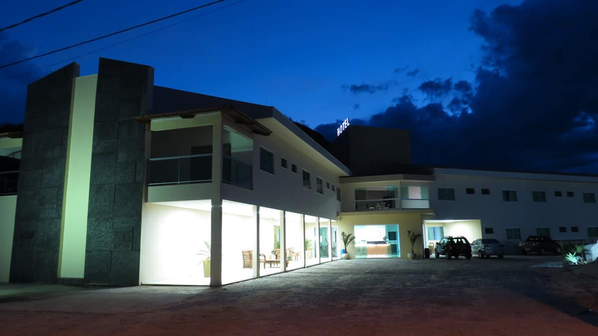 Foto Noturna Entrada do Jequitiara Hotel em Itaobim MG
