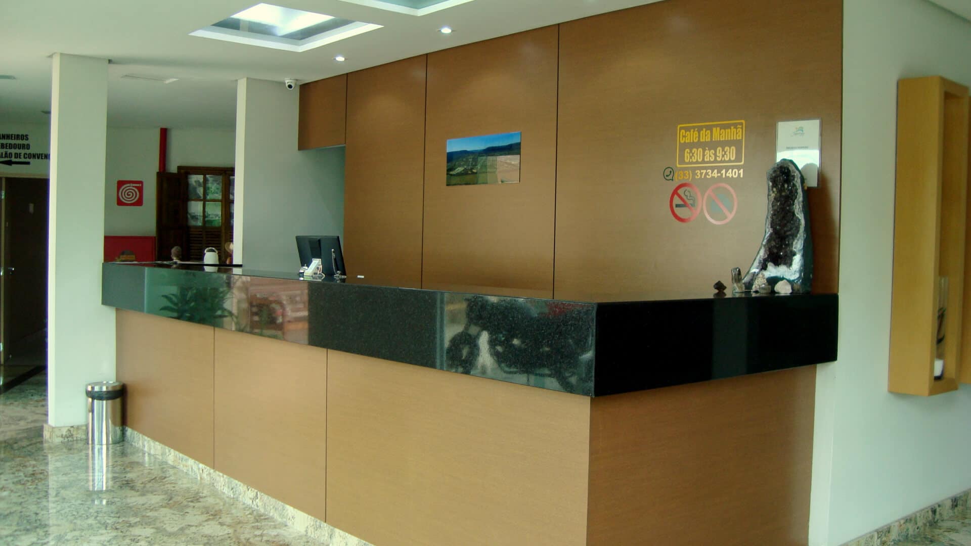 Balcão da Recepção do Jequitiara Hotel em Itaobim MG