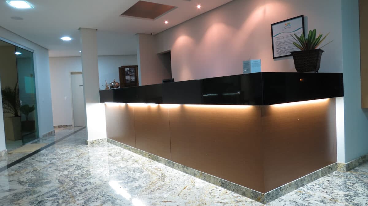 Balcão da Recepção do Jequitiara Hotel em Itaobim MG