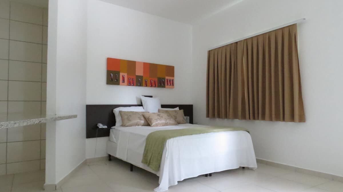 Cama de Casal na Suíte Empresarial no Jequitiara Hotel em Itaobim MG