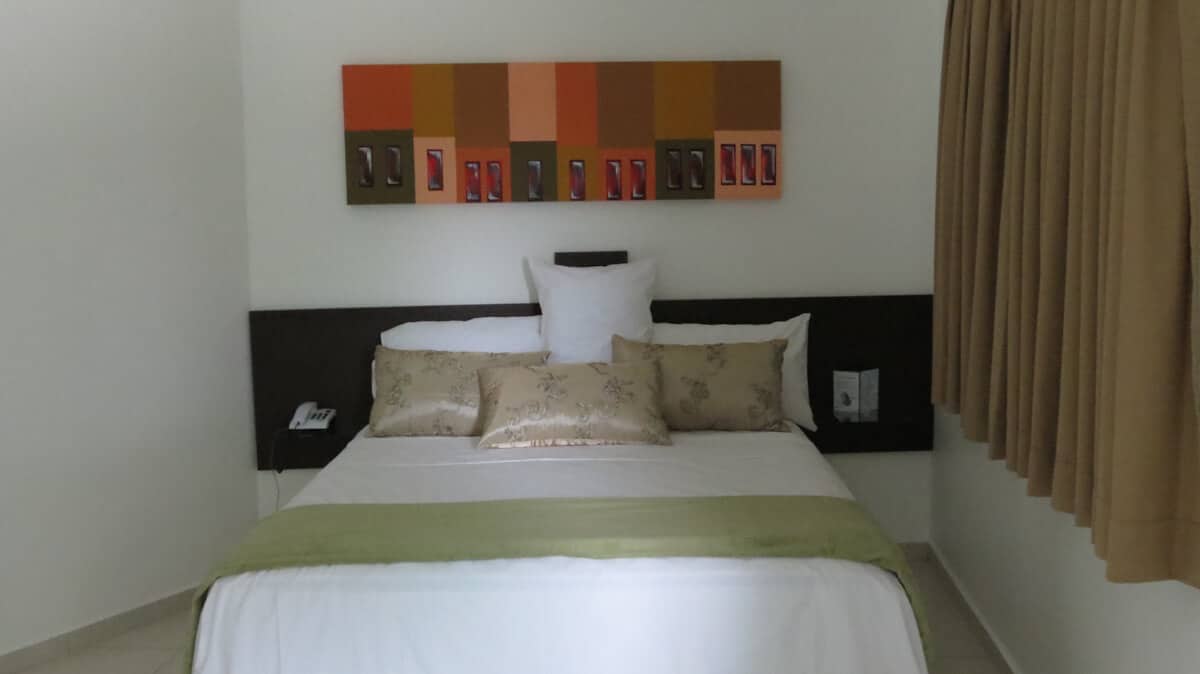 Cama de Casal da Suíte Empresarial no Jequitiara Hotel em Itaobim MG