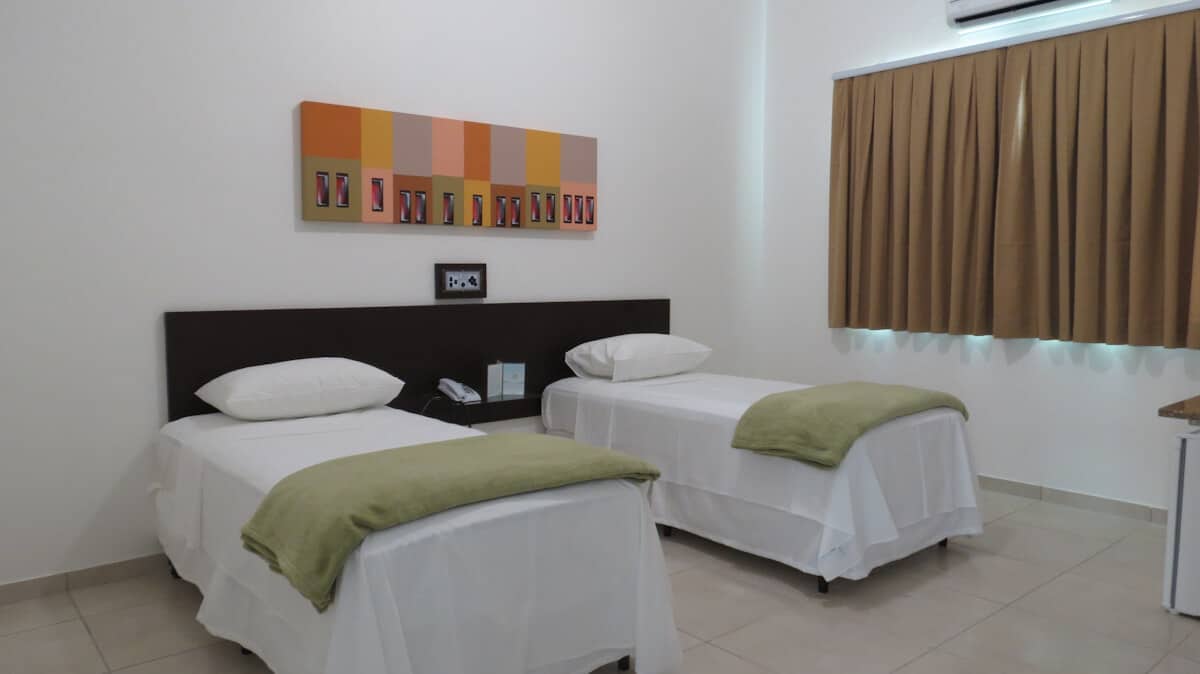 Camas de Solteiro da Suíte Standard no Jequitiara Hotel em Itaobim MG