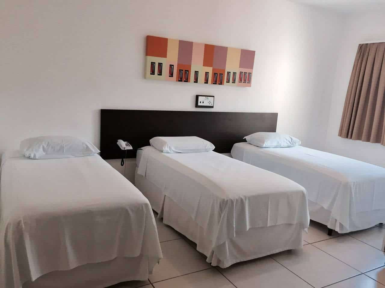 Camas de Solteiro da Suíte Luxo Triplo no Jequitiara Hotel em Itaobim MG